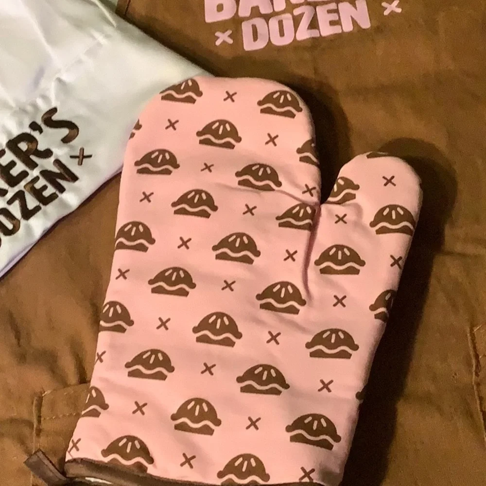 Baker’s Dozen apron, chef hat, and oven mitt set - Picture 3 of 4